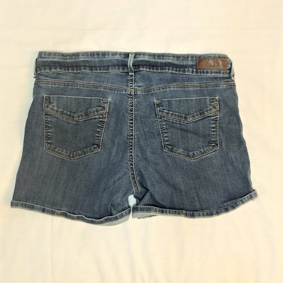 Denizen from Levi’s | Women’s Denim Shorts | Size 16 Cuffed - Picture 2 of 7